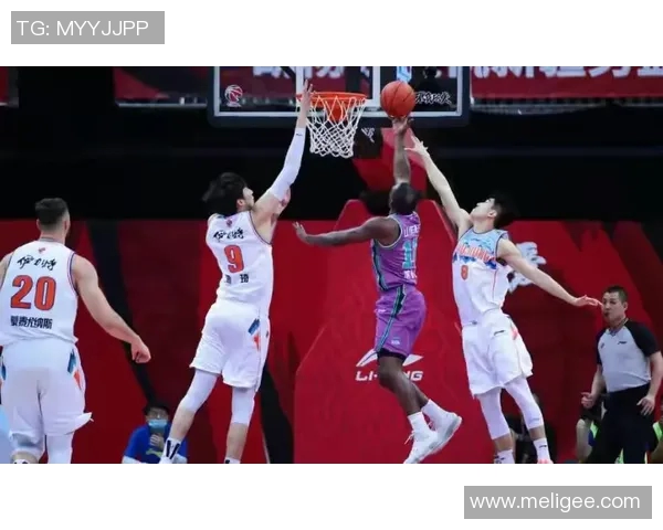 大神三分对决深红团队谁能在赛场上笑到最后的精彩较量